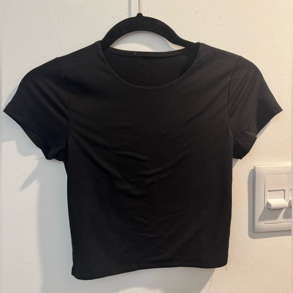 Cropped Black Baby Tee